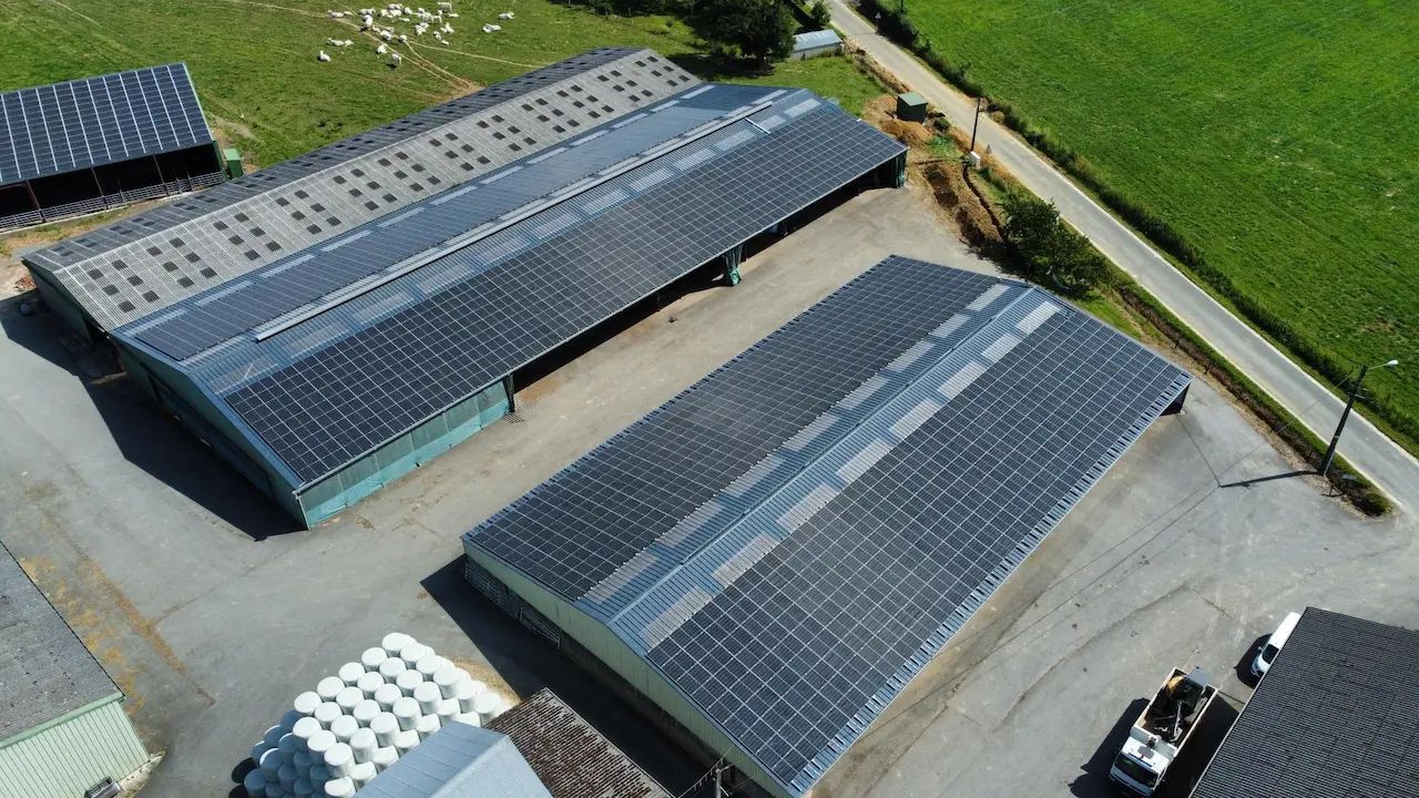 Bâtiment agricole Solaire et photovoltaïque réalisé par Triangle energie chez de agriculteurs dans toute la France
