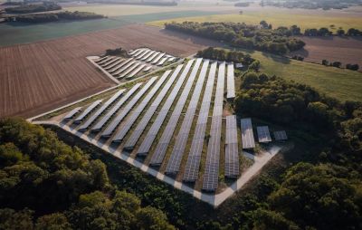 réalisation vue du ciel d'un champ solaire de Triangle Horizon du Groupe le Triangle