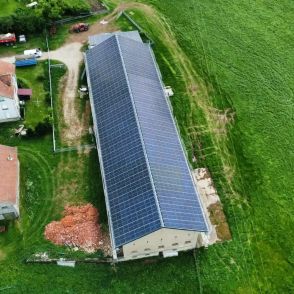 Installation de panneaux solaires sur une toiture de bâtiment agricole