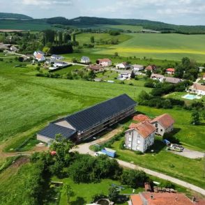 Installation de panneaux solaires sur une toiture de bâtiment agricole en Moselle