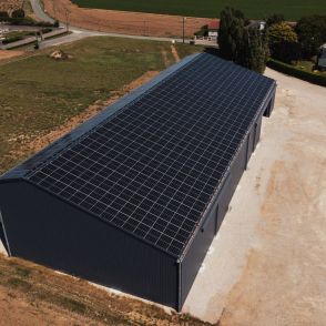 Bâtiment agricole Solaire et photovoltaïque réalisé par Triangle energie chez de agriculteurs dans toute la France