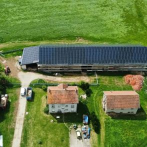 Rénovation de toiture ainsi que pose de panneaux photovoltaïques en Moselle sur une stabulation