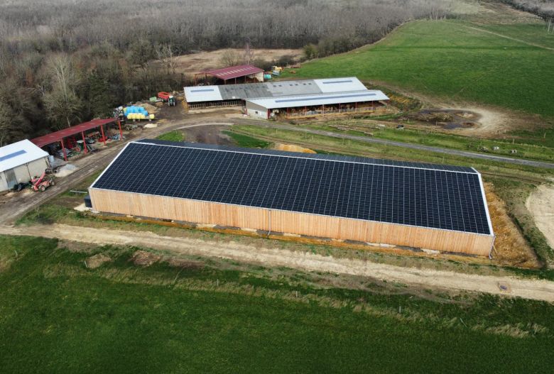 Bâtiment agricole Solaire et photovoltaïque réalisé par Triangle energie chez de agriculteurs dans toute la France