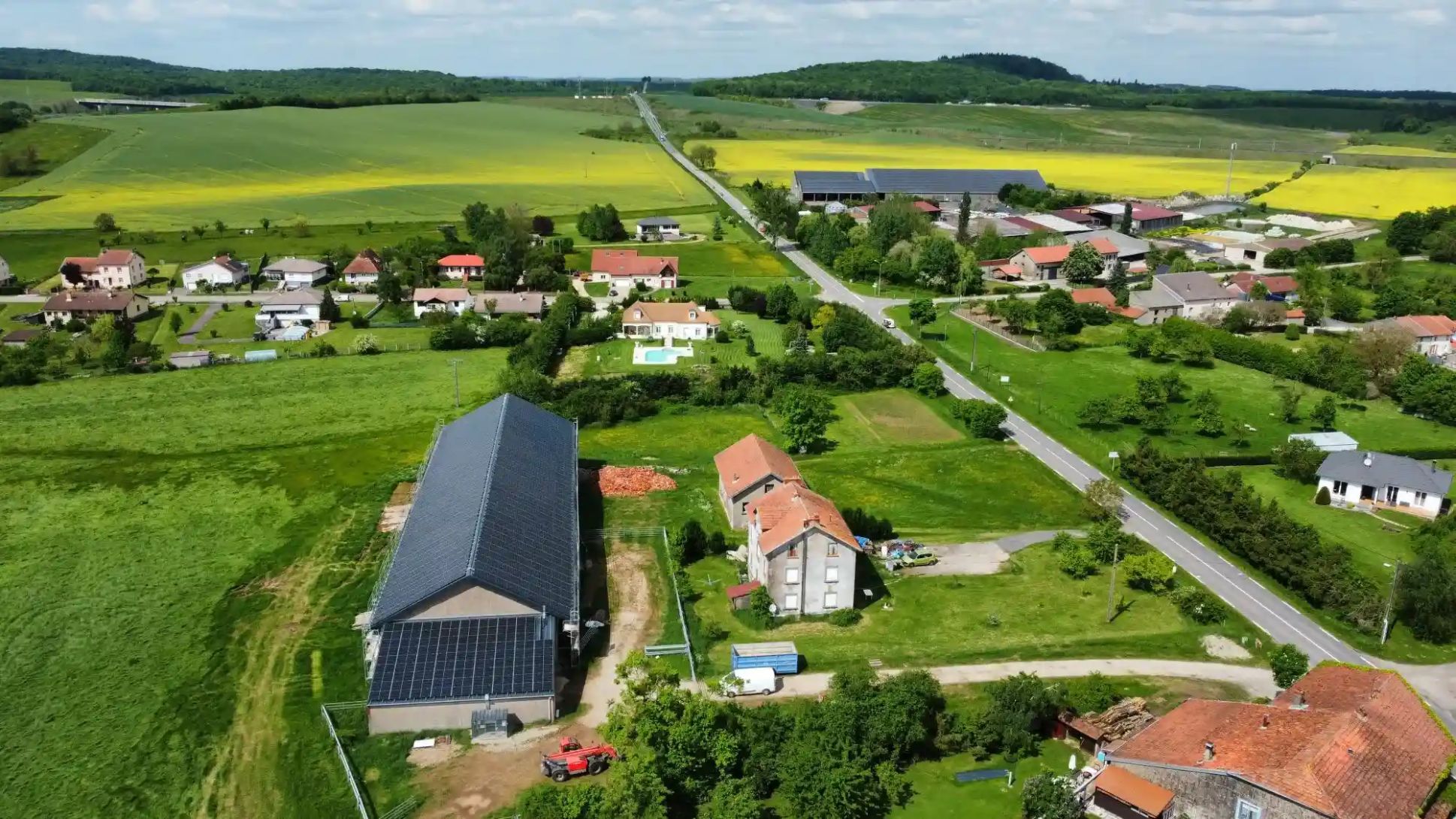 Rénovation de toiture en Moselle sur un bâtiment agricole avec photovoltaïque