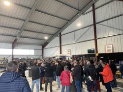 Visite de hangar solaire chez un client Triangle Énergie