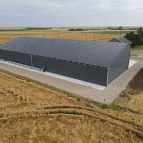 Bâtiment agricole Solaire et photovoltaïque réalisé par Triangle energie chez de agriculteurs dans toute la France