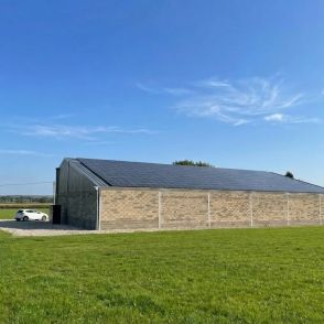 Hangar photovoltaïque de stockage pour un viticulteur