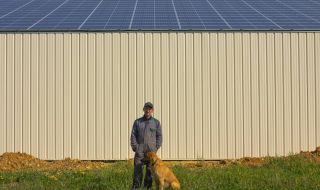 Agriculteur devant son bâtiment photovoltaïque dans le Loir-et-Cher