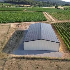 Bâtiment photovoltaïque symétrique avec une exposition Est-Ouest dans l'Hérault, réalisé par Triangle Énergie pour un viticulteur