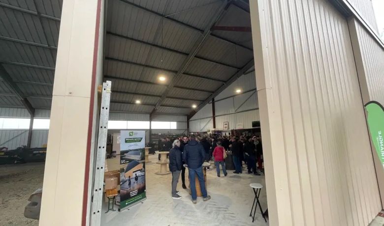 Portes ouvertes pour une visite de hangar solaire chez un client Triangle Energie