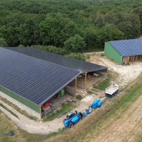 Hangar agricole rénové par Triangle Énergie avec pose de panneaux solaires sur la toiture