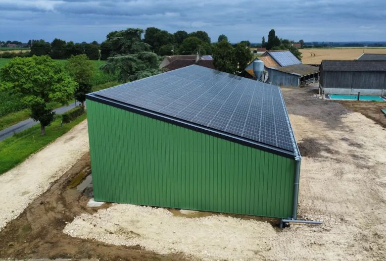 Bâtiment agricole Solaire et photovoltaïque réalisé par Triangle energie chez de agriculteurs dans toute la France