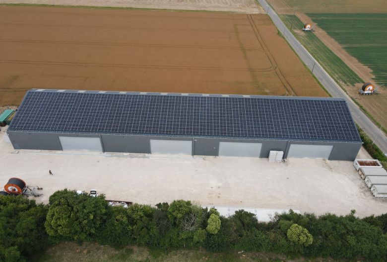 Bâtiment agricole Solaire et photovoltaïque réalisé par Triangle energie chez de agriculteurs dans toute la France