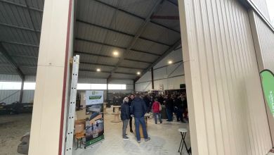 Portes ouvertes pour une visite de hangar solaire chez un client Triangle Energie