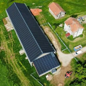 Installation de panneaux solaires sur la toiture d'une stabulation