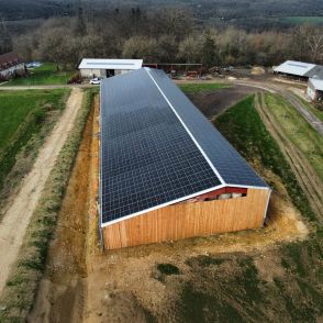 Bâtiment agricole Solaire et photovoltaïque réalisé par Triangle energie chez de agriculteurs dans toute la France