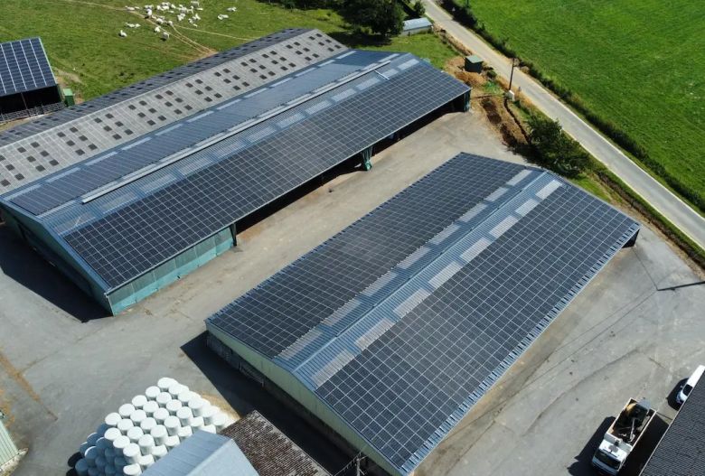 Bâtiment agricole Solaire et photovoltaïque réalisé par Triangle energie chez de agriculteurs dans toute la France