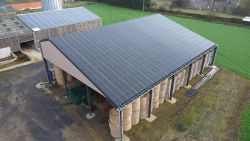 Photo aérienne d'un hangar solaire