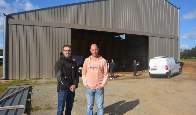 Client Triangle Énergie devant son hangar agricole photovoltaïque Client Triangle Énergie devant son hangar agricole photovoltaïque