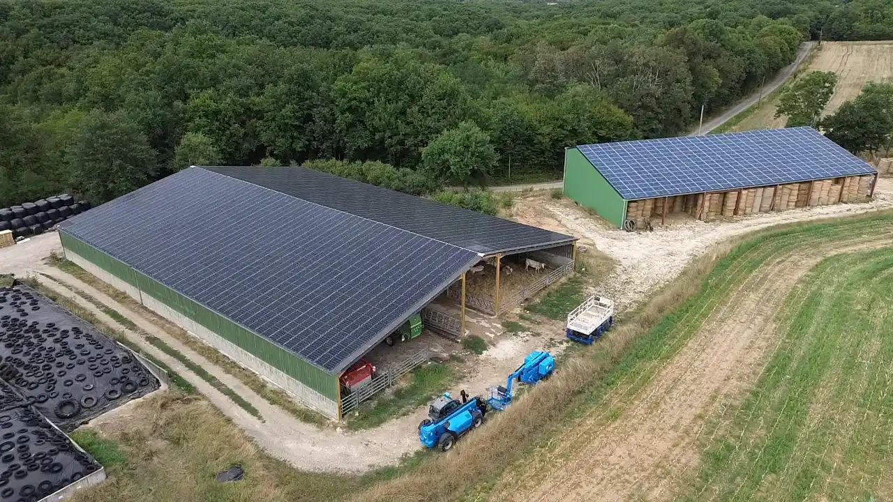 Hangar agricole rénové par Triangle Énergie avec pose de panneaux solaires sur la toiture