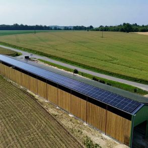 Bâtiment d'élevage bovin avec panneaux solaires