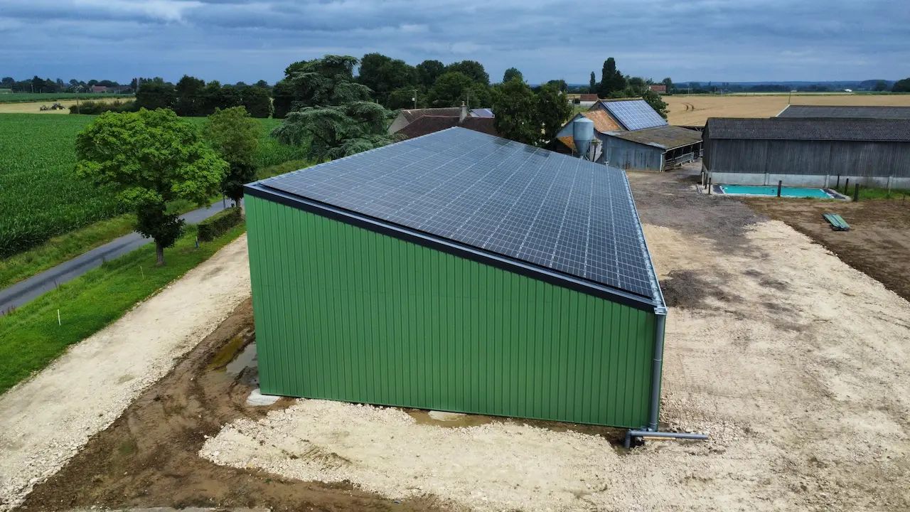 Bâtiment agricole Solaire et photovoltaïque réalisé par Triangle energie chez de agriculteurs dans toute la France