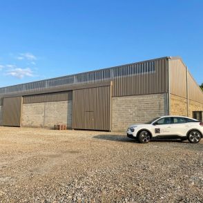 Bâtiment de stockage avec panneaux solaires en toiture pour du stockage de matériel viticole - Triangle Énergie