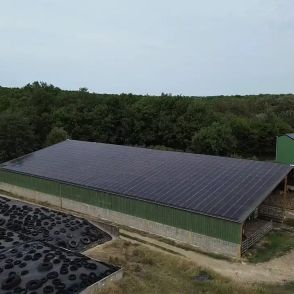 Hangar agricole rénové par Triangle Énergie avec pose de panneaux solaires sur la toiture