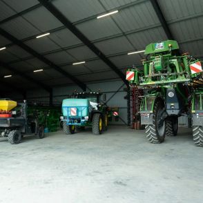 Matériel agricole sous un hangar photovoltaïque Triangle Énergie