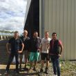 Photo famille Dubost devant leur hangar agricole solaire Triangle Énergie
