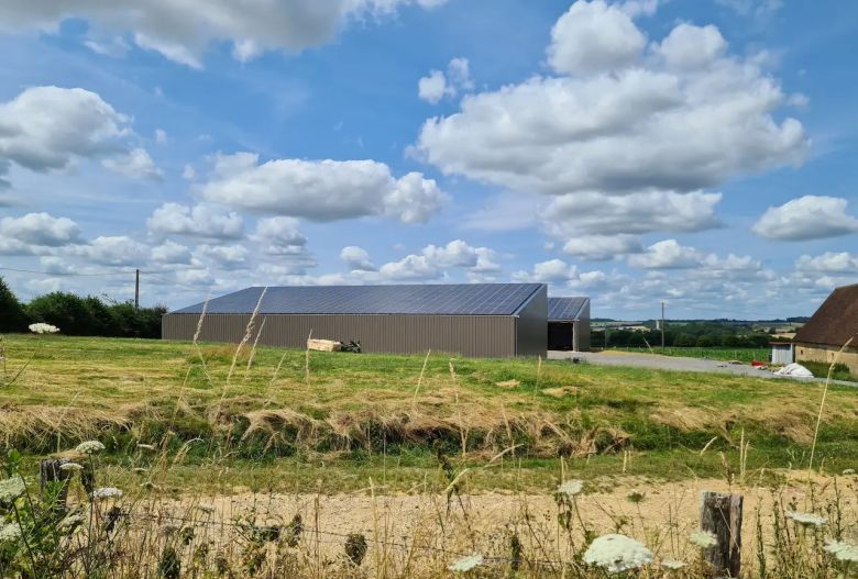 Bâtiment agricole Solaire et photovoltaïque réalisé par Triangle energie chez de agriculteurs dans toute la France