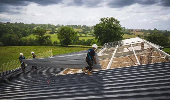 Pose de toiture sur un hangar agricole solaire
