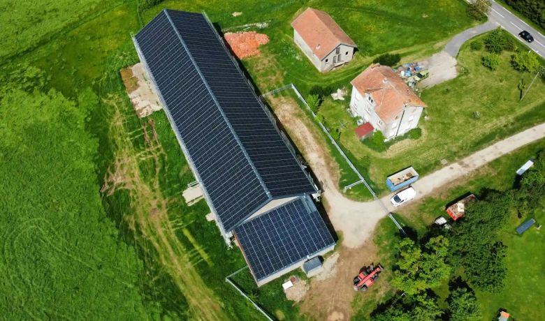 Installation de panneaux solaires sur la toiture d'une stabulation
