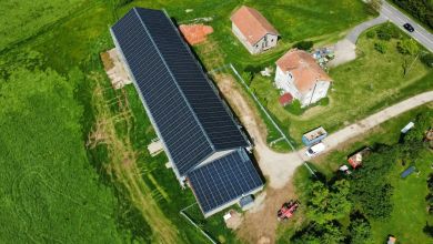 Installation de panneaux solaires sur la toiture d'une stabulation