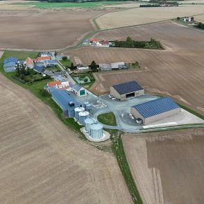 Photo aérienne de deux bâtiments agricoles photovoltaïques en Indre-et-Loire