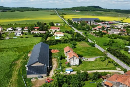 Rénovation de toiture en Moselle sur un bâtiment agricole avec photovoltaïque