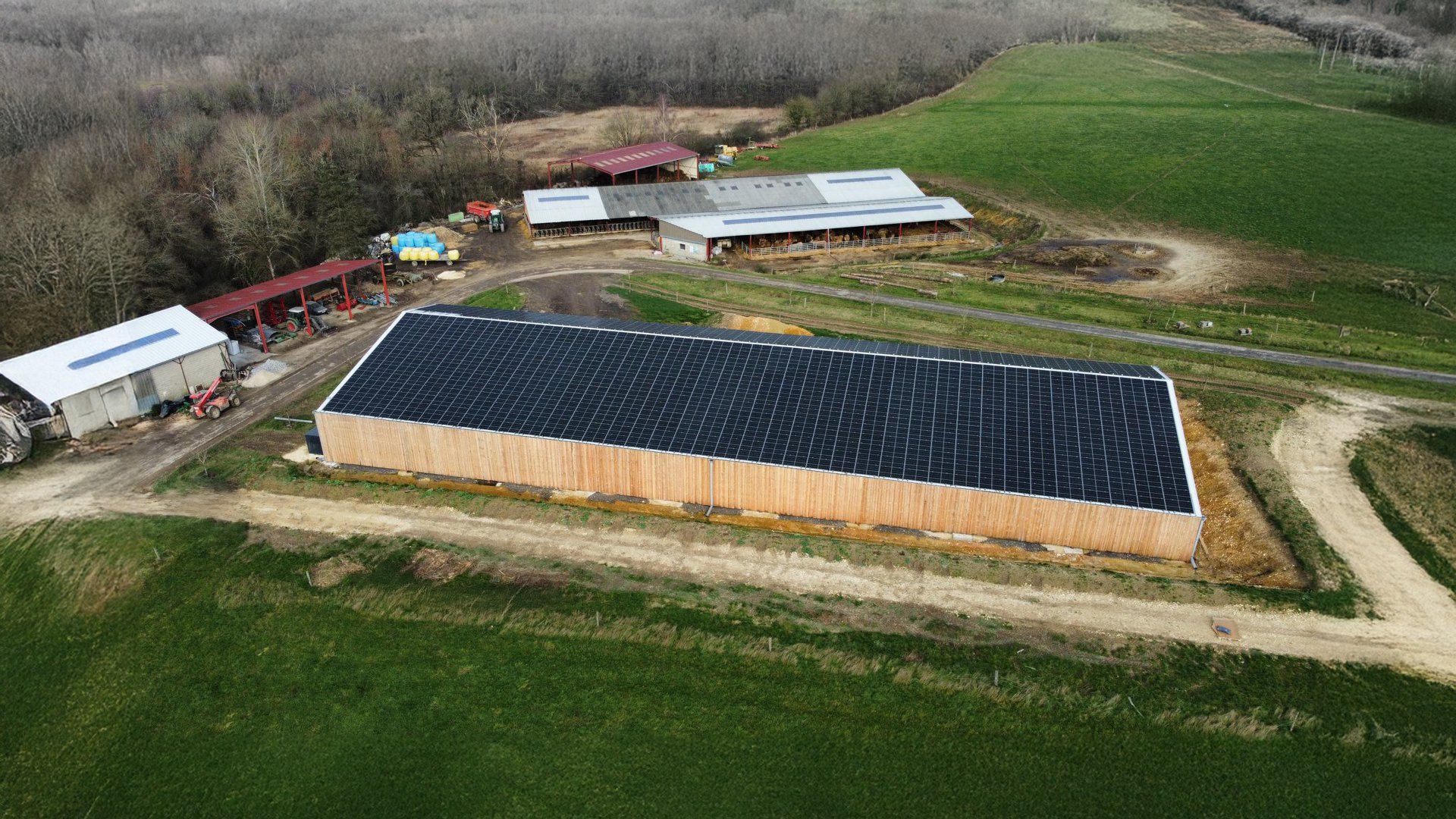 Bâtiment agricole Solaire et photovoltaïque réalisé par Triangle energie chez de agriculteurs dans toute la France