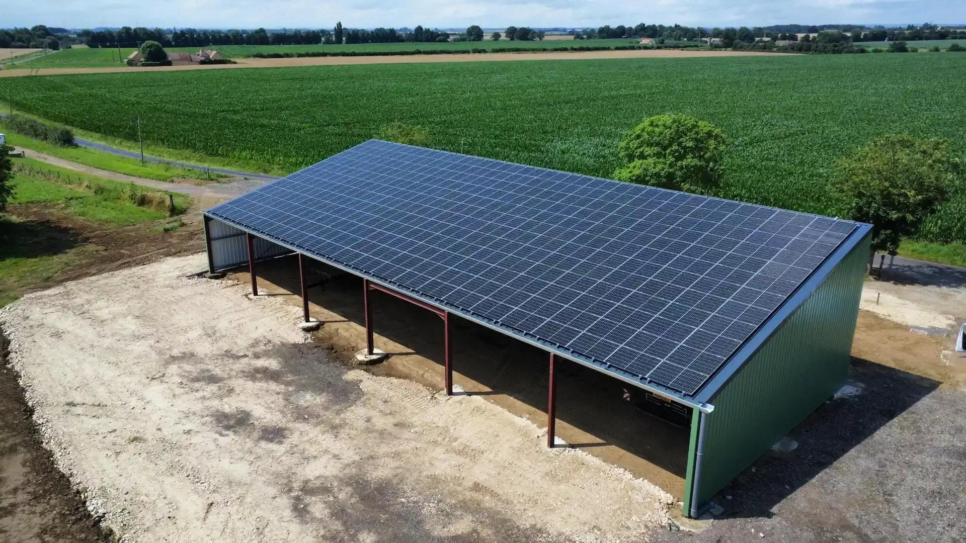 Bâtiment agricole réalisé par Triangle Energie - vue du ciel sur les panneaux photovoltaïques