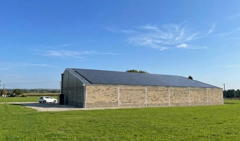 Hangar photovoltaïque de stockage pour un viticulteur