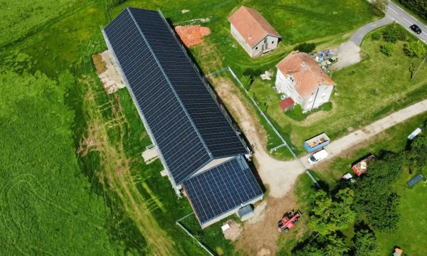 Installation de panneaux solaires sur la toiture d'une stabulation