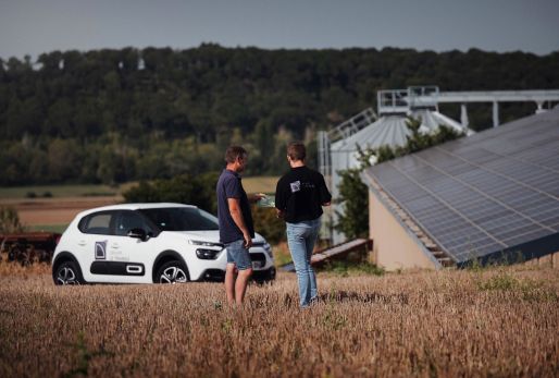 commercial Le triangle avec un agriculteur dans un champs