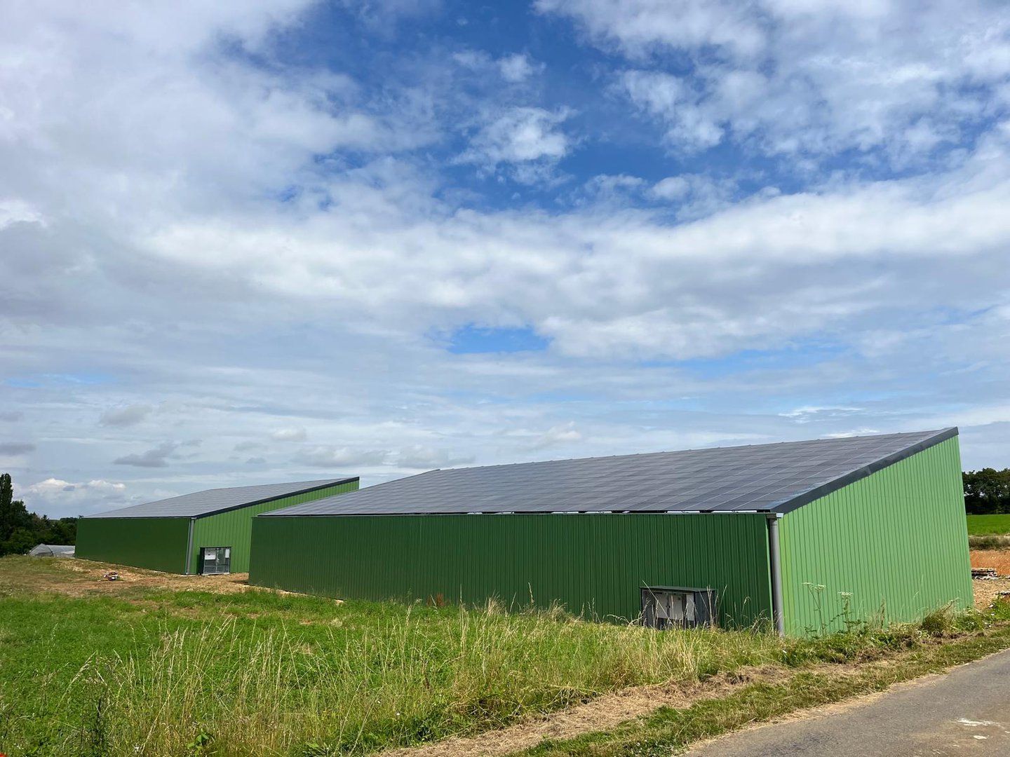 Bâtiment agricole Solaire et photovoltaïque réalisé par Triangle energie chez de agriculteurs dans toute la France