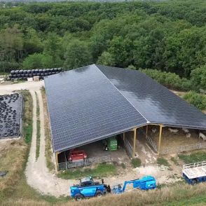 Rénovation de toiture et pose de panneaux solaires pour un hangar agricole