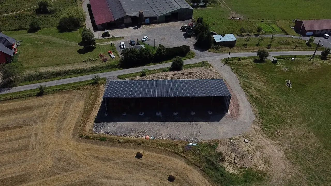 Bâtiment agricole Solaire et photovoltaïque réalisé par Triangle energie chez de agriculteurs dans toute la France