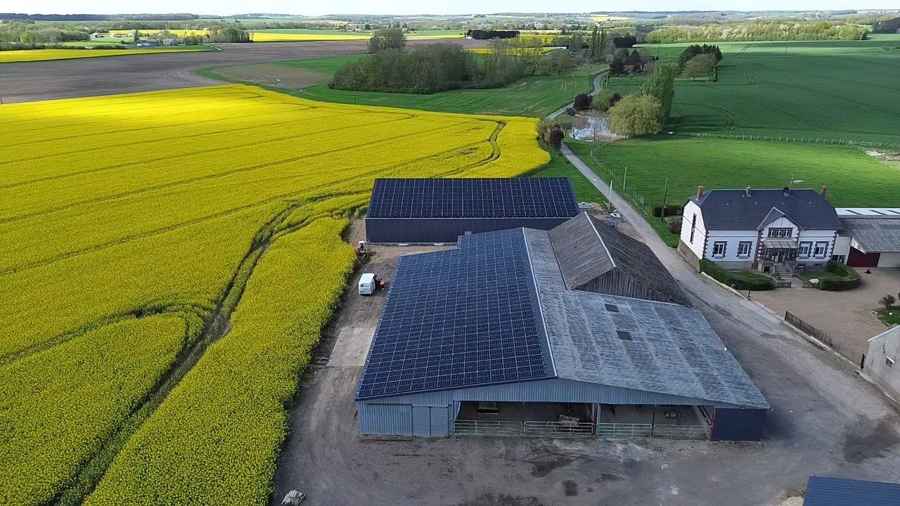 Bâtiment agricole Solaire et photovoltaïque réalisé par Triangle energie chez de agriculteurs dans toute la France