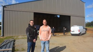 Client Triangle Énergie devant son hangar agricole photovoltaïque