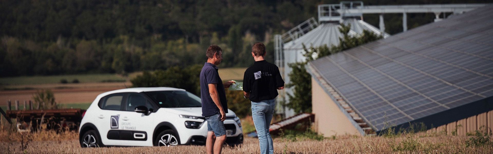 commercial Le triangle avec un agriculteur dans un champs