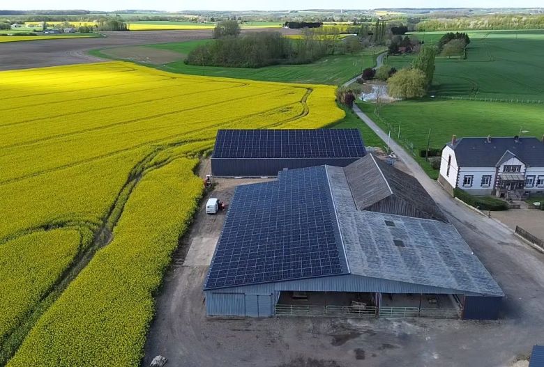 Bâtiment agricole Solaire et photovoltaïque réalisé par Triangle energie chez de agriculteurs dans toute la France