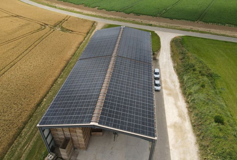 Bâtiment agricole Solaire et photovoltaïque réalisé par Triangle energie chez de agriculteurs dans toute la France