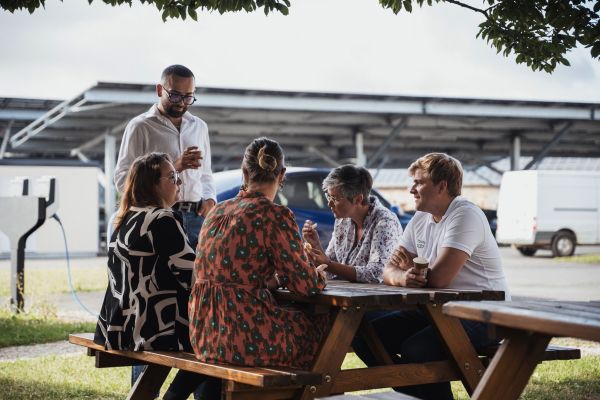 teambulding de collaborateur Triangle energie en extérieur sur une table de picnic